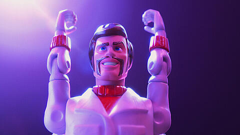 Der ehemalige Stuntman Duke Kaboom hilft Woody und Bo bei einer Rettungsaktion.