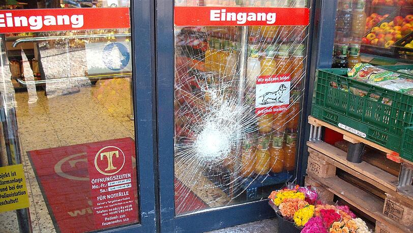 Die demolierte Eingangstür zum Tengelmann in der Rosenheimer Straße. Eigentlich stehen die Öffnungszeiten gut lesbar drauf. Von Öffungszeiten am 2. Weihnachtsfeiertag ist nichts zu lesen. Die demolierte Eingangstür zum Tengelmann in der Rosenheimer Straße. Eigentlich stehen die Öffnungszeiten gut lesbar drauf. Von Öffungszeiten am 2. Weihnachtsfeiertag ist nichts zu lesen.