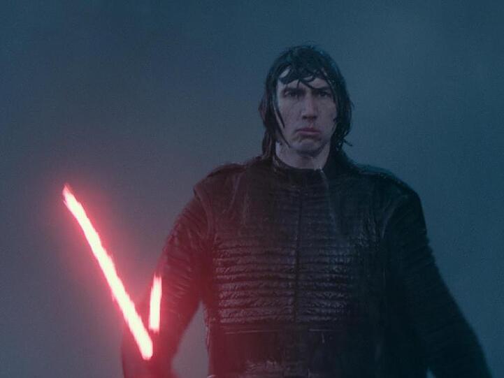 Nur echt mit Laserschwert: Adam Driver als Kylo Ren in einer Szene des Films "Star Wars 9: Der Aufstieg Skywalkers".
