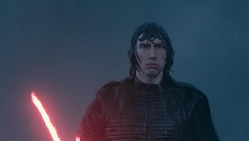 Nur echt mit Laserschwert: Adam Driver als Kylo Ren in einer Szene des Films "Star Wars 9: Der Aufstieg Skywalkers". Nur echt mit Laserschwert: Adam Driver als Kylo Ren in einer Szene des Films "Star Wars 9: Der Aufstieg Skywalkers".