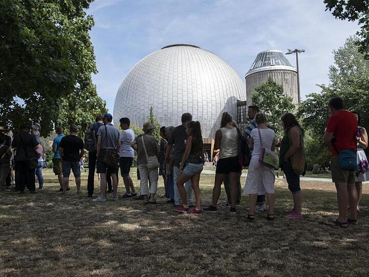 Dicht an dicht stehen Besucher beim Mondfest im Zeiß-Großplanetarium Berlin, um eine Karte für einen Vortrag mit Astronaut Gerst zu gewinnen.