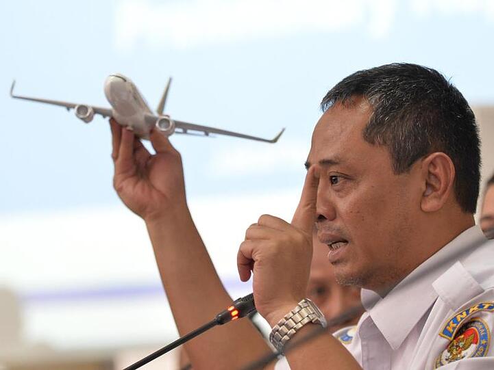Chefermittler Nurcahyo Utomo demonstriert, wie die Piloten des Lion Air-Fluges 610 gegen den Absturz kämpften.