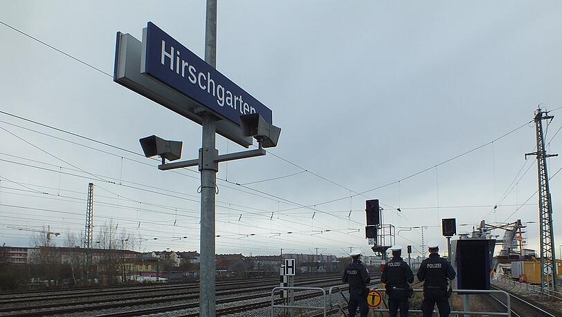 Das Opfer und die Täter verließen gemeinsam die S-Bahn an der Haltestelle Hirschgarten. (Symbolbild)