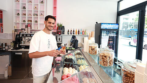 Yasin Belek (28) belebt den Wettersteinplatz mit seiner neuen Eisdiele. Im N'ice Guys bietet er Eis aus natürlichen und hochwertigen Zutaten an, sowie Cappuccino, Franzbrötchen und Croissants mit Pistaziencreme.