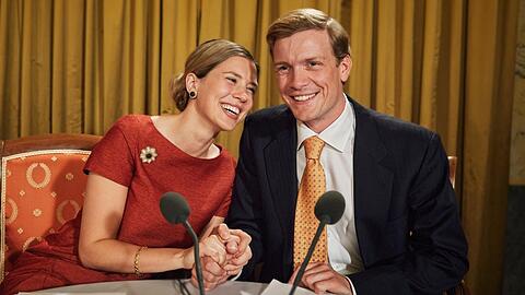 "Maxima - Entscheidungen": Maxima (Delfina Chaves) und Alex (Martijn Lakemeier) unterstützen sich bei einer Pressekonferenz.