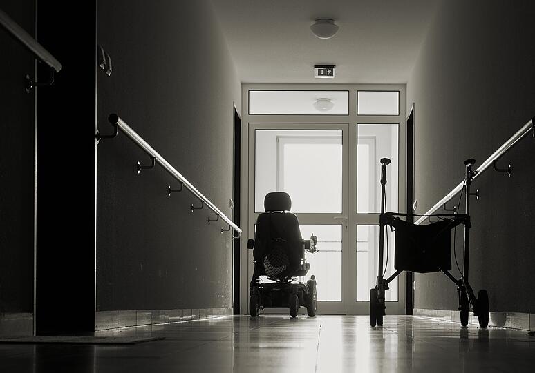 Vor allem in Pflegeeinrichtungen werden viele Arbeitskr&auml;fte dringend ben&ouml;tigt. Immer &ouml;fter kommen helfende H&auml;nde auch aus Nicht-EU-Staaten, und gelegentlich kommt es zu Missst&auml;nden.