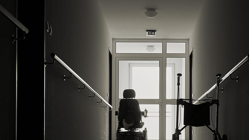 Vor allem in Pflegeeinrichtungen werden viele Arbeitskr&auml;fte dringend ben&ouml;tigt. Immer &ouml;fter kommen helfende H&auml;nde auch aus Nicht-EU-Staaten, und gelegentlich kommt es zu Missst&auml;nden.