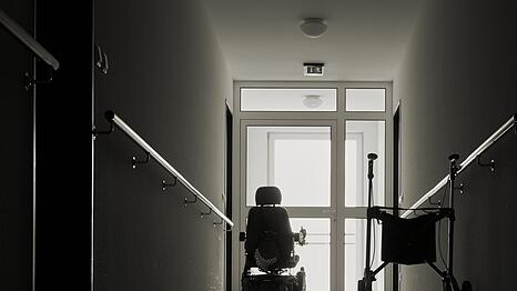 Vor allem in Pflegeeinrichtungen werden viele Arbeitskr&auml;fte dringend ben&ouml;tigt. Immer &ouml;fter kommen helfende H&auml;nde auch aus Nicht-EU-Staaten, und gelegentlich kommt es zu Missst&auml;nden.
