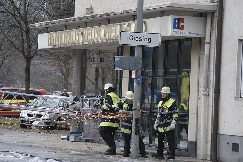 Erst um 9.40 Uhr konnte das Ausströmen des Wassers gestoppt werden.