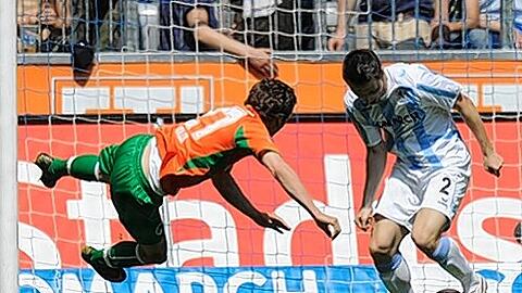 Mächtig angestrengt, aber das Resultat bleibt bescheiden: Nico Müller bei einem seiner Torschuss-Versuche.