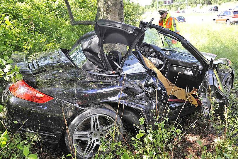 Der Porsche ist nur noch Schrott: Der Fahrer war bei dem Unfall sofort tot