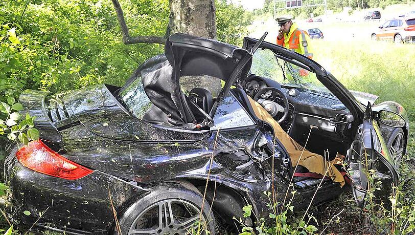 Der Porsche ist nur noch Schrott: Der Fahrer war bei dem Unfall sofort tot Der Porsche ist nur noch Schrott: Der Fahrer war bei dem Unfall sofort tot