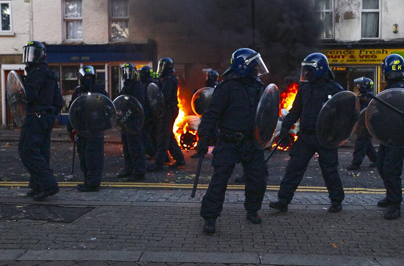 Brennende Autos, aufgebrochene Läden, Gewalt gegen Polizeibeamte und jetzt der erste Tote - seit Samstag Abend dauern die Krawalle in London an.