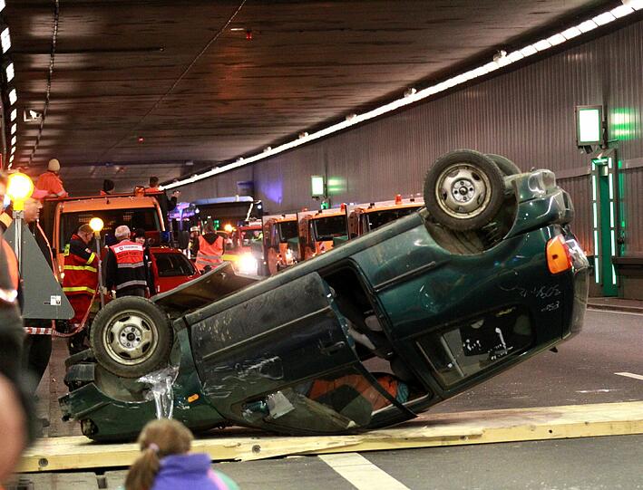 Ein schwerer Autounfall im Tunnel, klaffende Wunden, schreiende Verletzte: Rettungskräfte haben den Ernstfall im Richard-Strauss-Tunnel geprobt. Die AZ war dabei und hat den großen Übungseinsatz verfolgt.