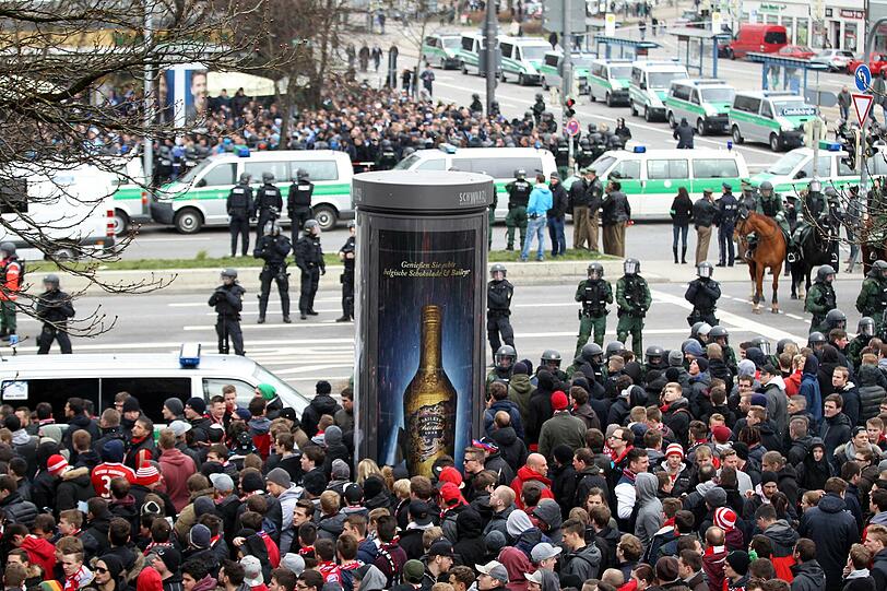 Bengalos, Chinaböller, Flaschenwürfe: FC Bayern II gegen TSV 1860 II: Die Bilder von Aufmarsch der Fans. 1000 Polizei-Beamte sind im Einsatz.