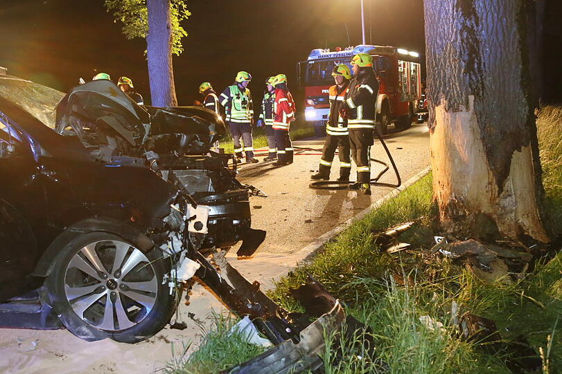Tödlicher Unfall: In der Alleestraße vor der Ortschaft Tüßling ist ein 55-jähriger Mann mit seinem Pkw auf gerader Fahrbahn nach rechts von der Straße abgekommen und gegen einen Baum geprallt. Die Bilder.