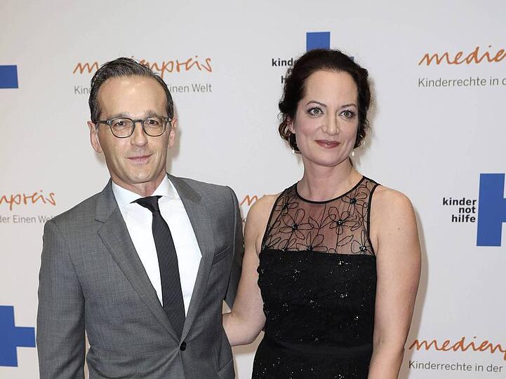 Natalia Wörner und Heiko Maas: Es war das Tuschelthema Nummer eins im Frühjahr 2016: Sind Schauspielerin Natalia Wörner (49, "Die andere Frau") und Justizminister Heiko Maas (50) etwa ein Paar? Nach unzähligen Spekulationen zeigten sich die beiden schließlich im April erstmals als Paar in der Öffentlichkeit. Gemeinsam besuchten sie ein Konzert in Berlin. Im Interview mit der Zeitschrift "Bunte" erklärte Wörner dann auf die Frage, ob sie momentan glücklich sei: "Ja, das bin ich. Sehr glücklich." Maas hatte sich erst im Februar von seiner Frau Corinna getrennt. Aus der 15 Jahre dauernden Ehe gingen zwei Söhne hervor. Wörner ließ sich 2008 von dem kanadischen Schauspieler Robert Seeliger scheiden. Gemeinsam haben sie einen Sohn. Über ihre Beziehung verlieren die beiden seitdem kein Wort in der Öffentlichkeit.