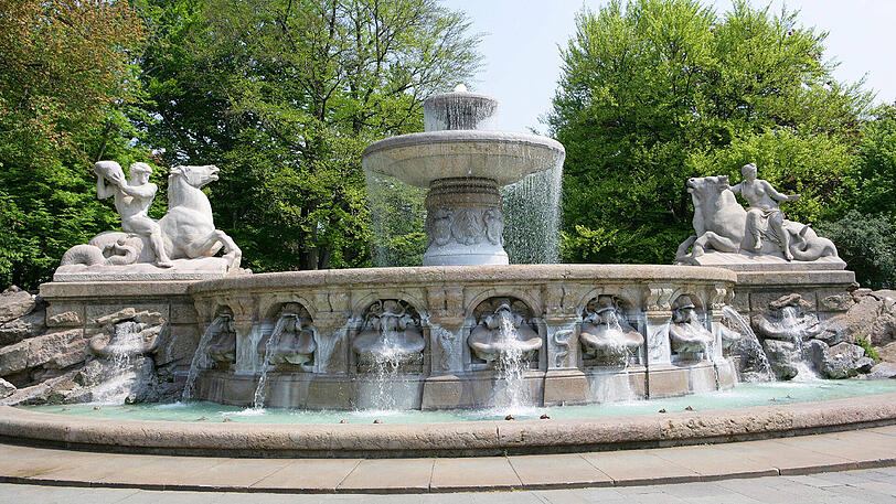 Der Wittelsbacher Brunnen am Lenbachplatz - hier wird die Brunnensaison 2017 eröffnet.