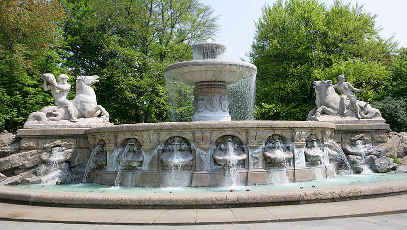 Der Wittelsbacher Brunnen am Lenbachplatz - hier wird die Brunnensaison 2017 eröffnet. Der Wittelsbacher Brunnen am Lenbachplatz - hier wird die Brunnensaison 2017 eröffnet.