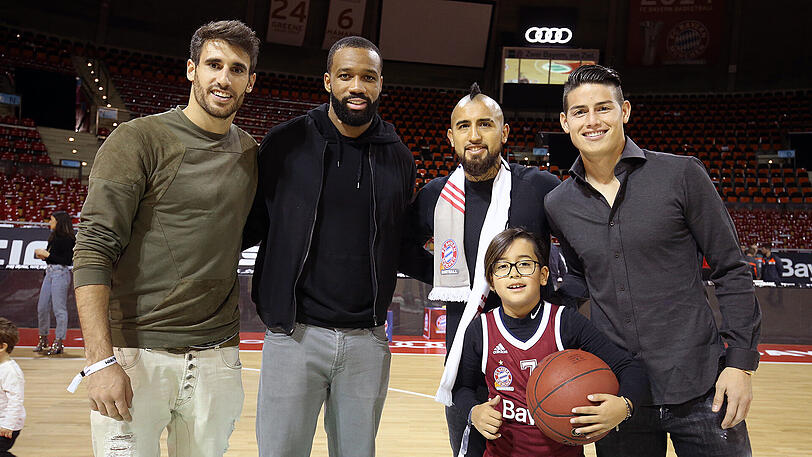 Javi Martínez, Basketballer Reggie Redding, Arturo Vidal und James Rodríguez (v.l.).
