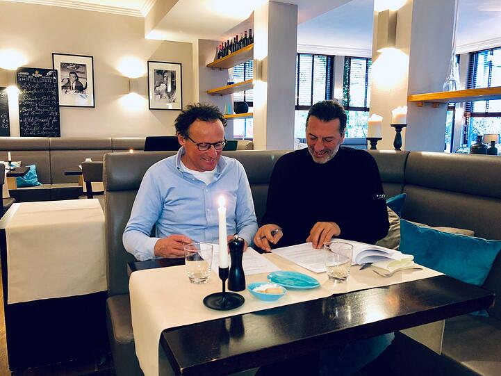 Der Moment der Vertragsunterzeichnung: Ugo Crocamo und Peter Hinderer (l., Geschäftsführer Schlosspassage) unterschreiben die Papiere.