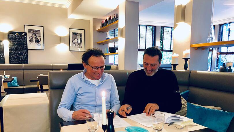 Der Moment der Vertragsunterzeichnung: Ugo Crocamo und Peter Hinderer (l., Geschäftsführer Schlosspassage) unterschreiben die Papiere.