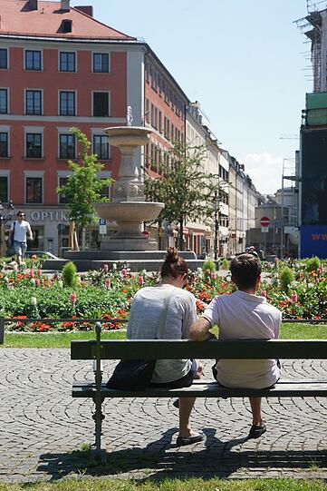 Einschmieren nicht vergessen: Die Münchner genießen die warmen Sonnenstrahlen in vollen Zügen. Fotos: Daniel von Loeper