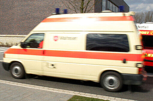Der Rettungswagen touchierte den Touran des Münchners. (Symbolbild)