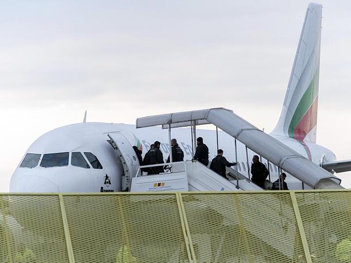 Abgelehnte Asylbewerber steigen im Rahmen einer Sammelabschiebung in ein Flugzeug.