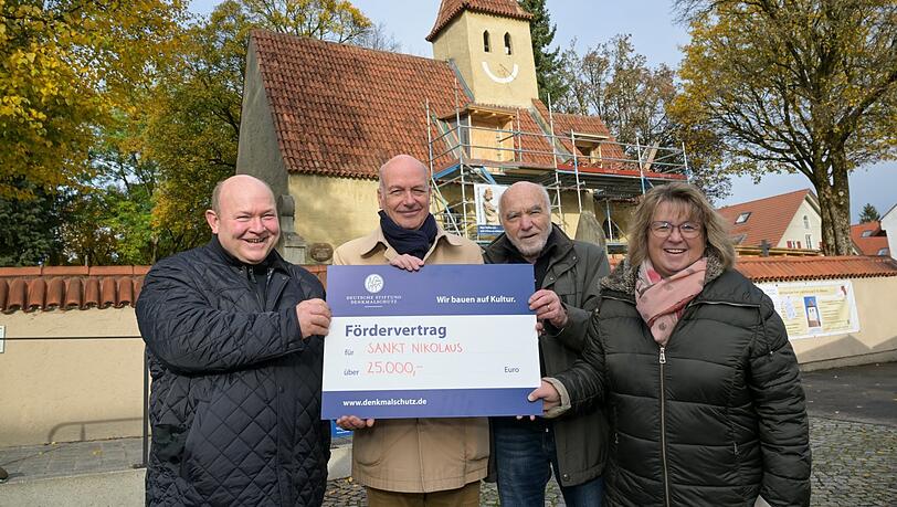 Alle lächeln, auch der kleine Kirchturm von St. Nikolaus: Pfarrer Peter Duswald (l.) mit Axel Hofstadt von der Deutschen Stiftung Denkmalschutz und den Gemeindemitgliedern Heinz Langhammer und Gabriele Huber.