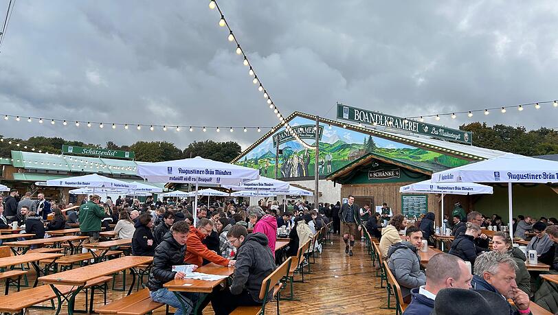 Langsam füllt es sich auch auf der Oidn Wiesn.