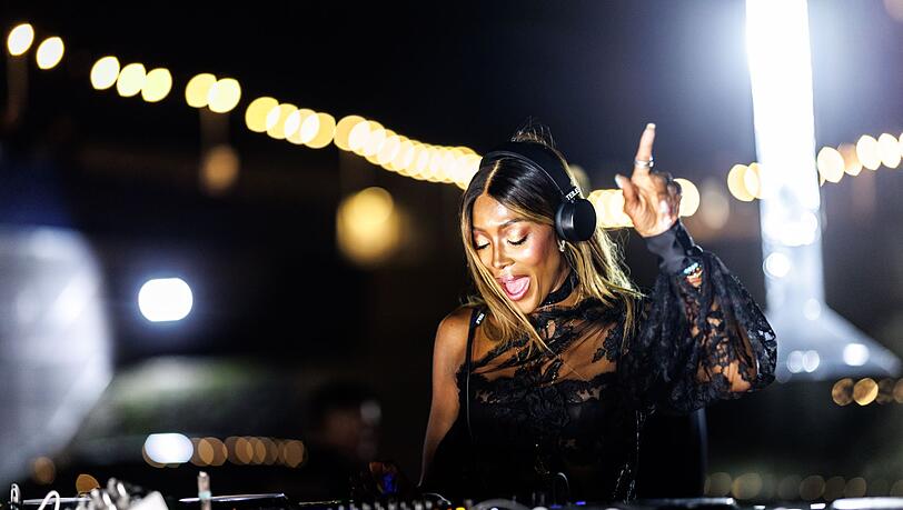 Naomi Campbell gab in München ihr Debüt am DJ-Pult.
