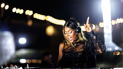 Naomi Campbell gab in München ihr Debüt am DJ-Pult.