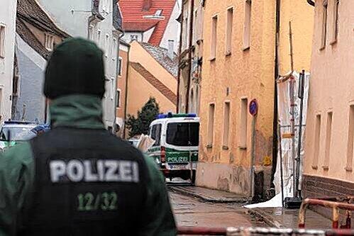 Ein Polizist vor dem Haus, in dem Eisenberg erschossen wurde.