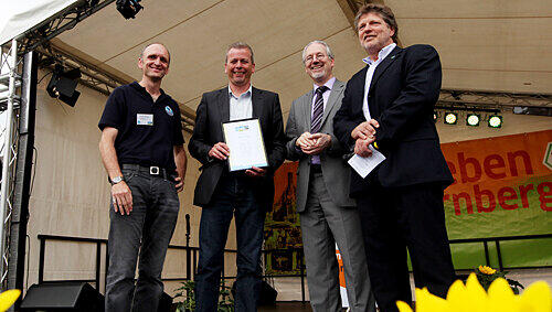 Nürnbergs OB Ulrich Maly mit der „Fairtrade Town“-Urkunde, die ihm Heinz Fuchs (re.) Chef von Transfair) überreichte, auch Frank Braun (li.). und Stadtdekan Michael Bammessel (2.v.re) freuen sich. Nürnbergs OB Ulrich Maly mit der „Fairtrade Town“-Urkunde, die ihm Heinz Fuchs (re.) Chef von Transfair) überreichte, auch Frank Braun (li.). und Stadtdekan Michael Bammessel (2.v.re) freuen sich.