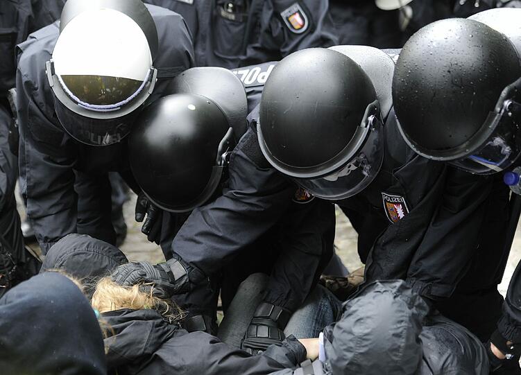 Brennende Straßenblockaden und aggressive Demonstranten: Bei einer Kundgebung von Rechtsextremisten zum "Tag der Deutschen Zukunft" kam es am Samstag in Hamburg zu schweren Ausschreitungen. Trotz eines Großaufgebots der Polizei mit mehreren tausend Beamten aus mehreren Bundesländern konnte sie Rechte und linke Gegendemonstranten nicht immer auseinanderhalten. Mehrere tausend Menschen und ein breites Bündnis aus Parteien, Gewerkschaften, Vereinen, Kirchen und anderen gesellschaftlichen Organisationen hatten sich gegen die rechte Kundgebung formiert.