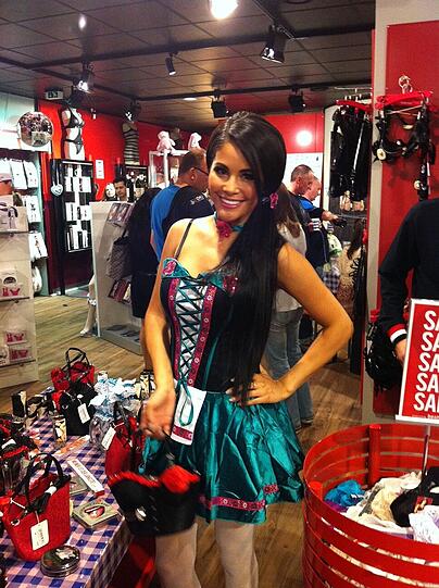 Sexy Mia Gray hat sich im Beate Uhse-Shop umgesehen. Hier gibt's die Bilder!