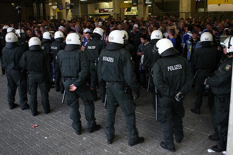 &bdquo;Dortmunder und Schalker Gewalttäter haben unser Sicherheitskonzept bewusst unterlaufen, um die gewalttätigen Auseinandersetzungen mit Unbeteiligten und dem Gegner zu suchen&ldquo;