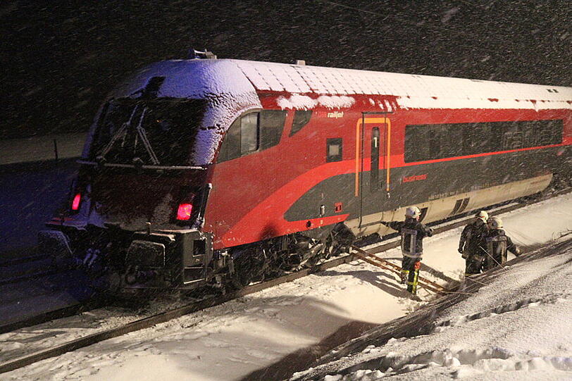 In Surberg bei Traunstein kollidiert ein Auto mit einem Railjet-Zug, der aus Salzburg Richtung München fährt. Das Auto wird von der Wucht des Aufpralls in zwei Teile zerrissen. Trotzdem bleibt die Fahrerin nach ersten Informationen unverletzt.