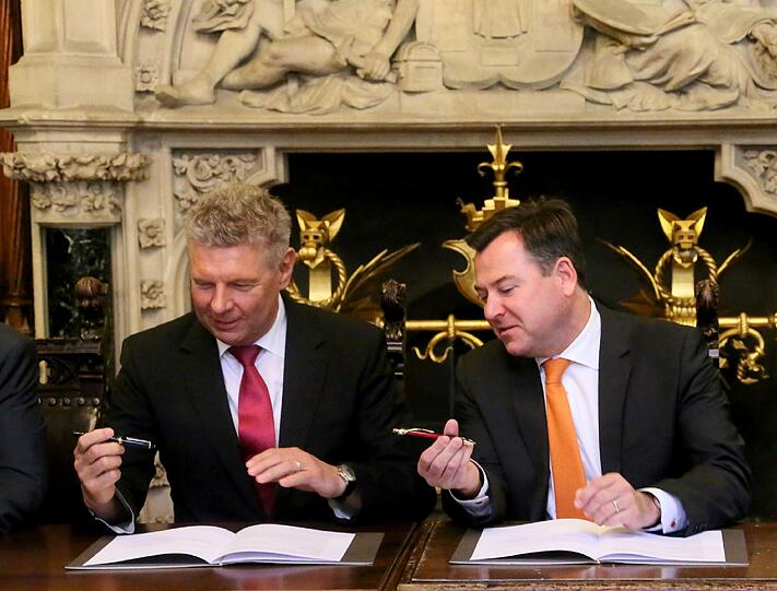Besiegeln ihre Zusammenarbeit: OB Dieter Reiter (SPD, l.) und Josef Schmid (CSU).