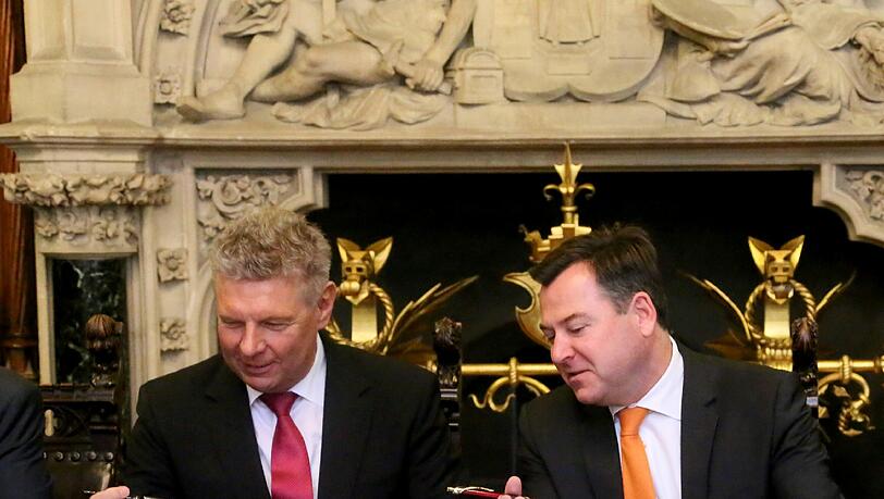 Besiegeln ihre Zusammenarbeit: OB Dieter Reiter (SPD, l.) und Josef Schmid (CSU).