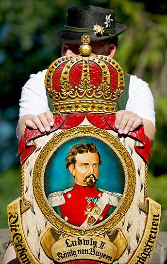 Vor 128 Jahren ertrank Ludwig II. im Starnberger See. Am Samstag kamen hunderte "Königstreue" nach Berg um seiner zu gedenken. Die Bilder!