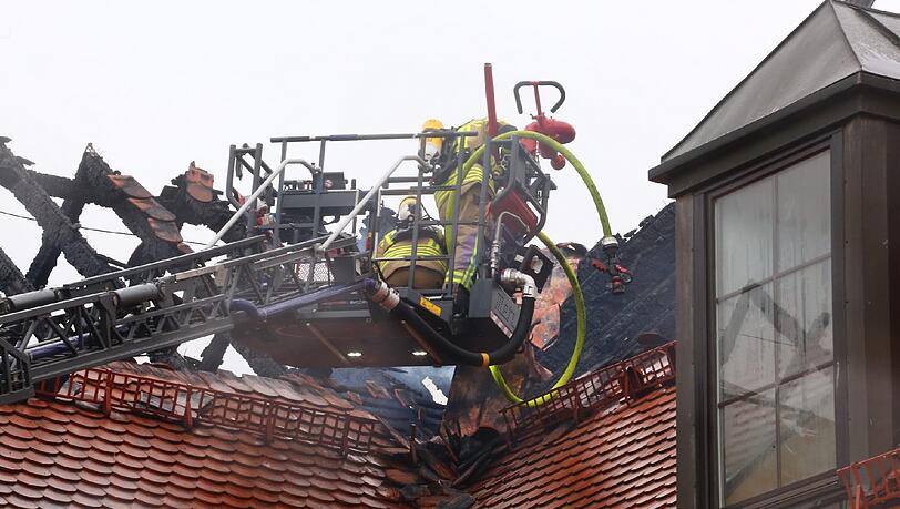 Die Polizei ermittelt wegen Brandstiftung: der verkohlte Dachstuhl des &bdquo;Husarenhofs&ldquo; in Bautzen.