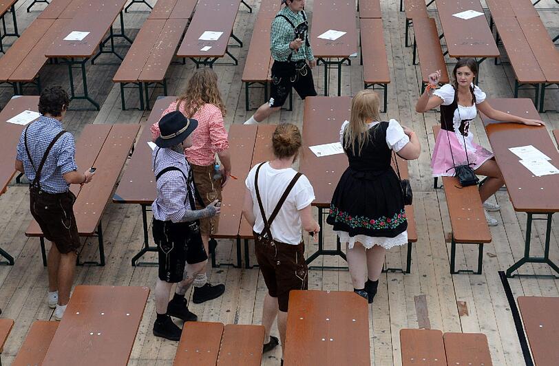 &bdquo;Is des unserer?&ldquo; Für einen Tisch auf der Wiesn würden 23 Prozent der Münchner sogar nackt über den Marienplatz laufen.