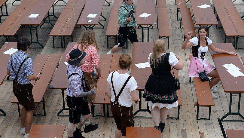„Is des unserer?“ Für einen Tisch auf der Wiesn würden 23 Prozent der Münchner sogar nackt über den Marienplatz laufen. „Is des unserer?“ Für einen Tisch auf der Wiesn würden 23 Prozent der Münchner sogar nackt über den Marienplatz laufen.