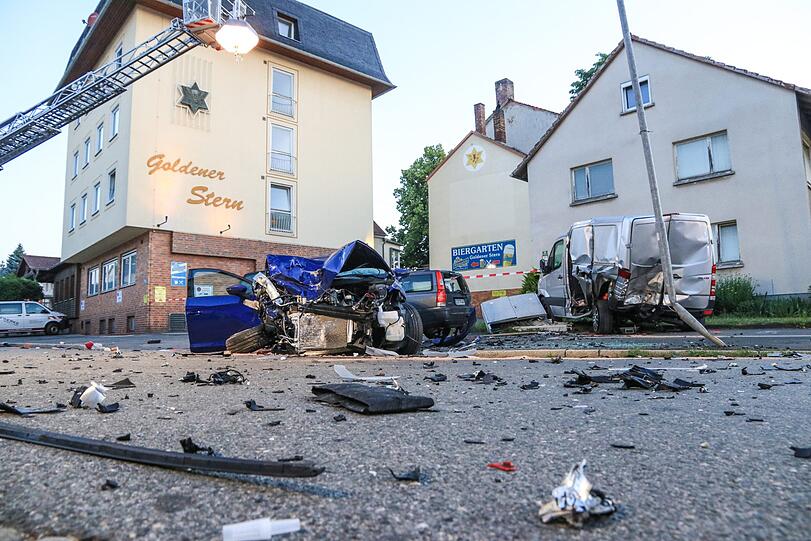 Spektakuläre Szenen im Landkreis Coburg: Ein 19-Jähriger will sich einer Polizeikontrolle entziehen und hinterlässt eine Spur der Verwüstung - die Bilder vom Einsatz.