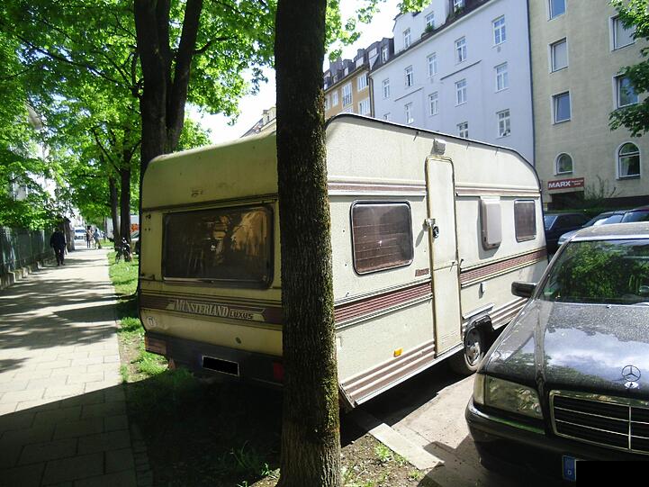 Ein Alter zwischen lauter Jungen.