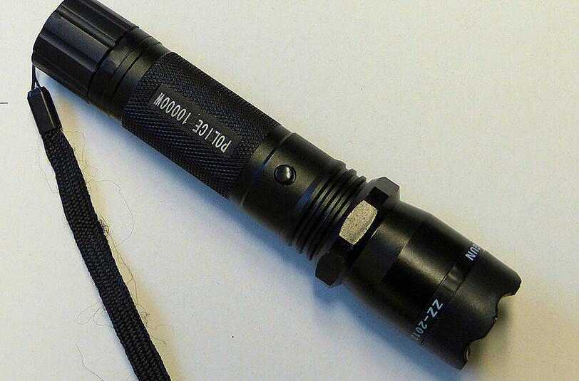 Taschenlampe
Für Camper unerlässlich, damit der nächtliche Gang aufs Klo nicht zur Stolperfalle wird und für eventuelle Stromausfälle in fernen Ländern oder die nächtliche Schlüsselloch-Suche immer hilfreich. Noch besser: eine Stirnlampe &ndash; dann haben Sie auch beide Hände frei.