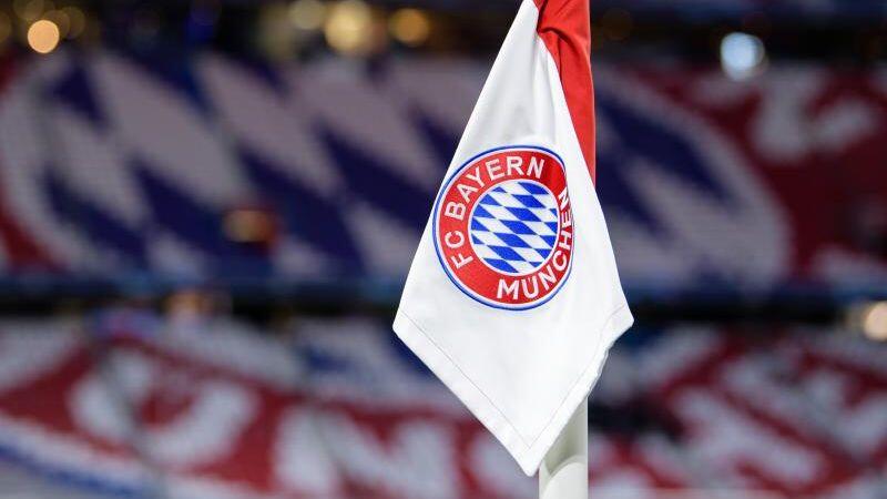 Das Logo des FC Bayern München ist auf der Eckfahne in der Allianz Arena zu sehen. Foto: Matthias Balk/dpa/Archivbild