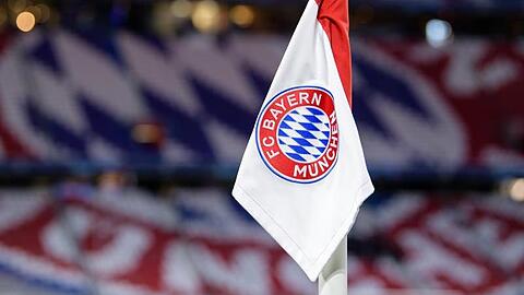 Das Logo des FC Bayern München ist auf der Eckfahne in der Allianz Arena zu sehen. Foto: Matthias Balk/dpa/Archivbild